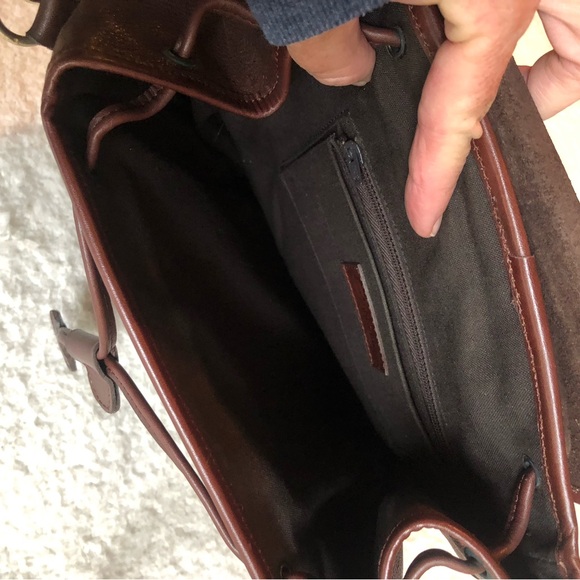 Gabbiani Crossbody Bag - small mark on front of bag as shown in pics. - Picture 5 of 7